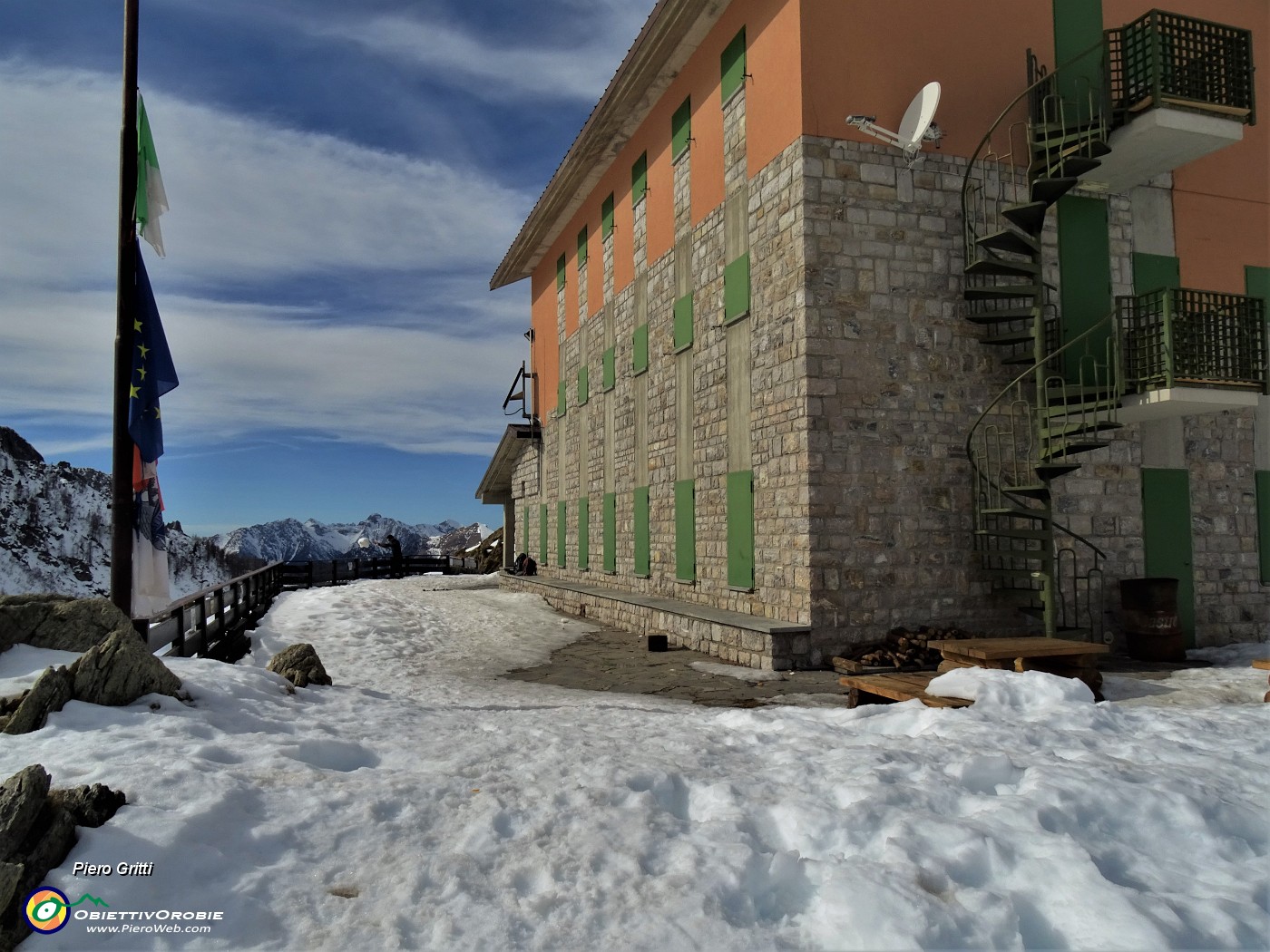 44 Ci accomodiamo al Rif. Calvi (2006 m)  anche per un buon pranzetto...al sacco.JPG
